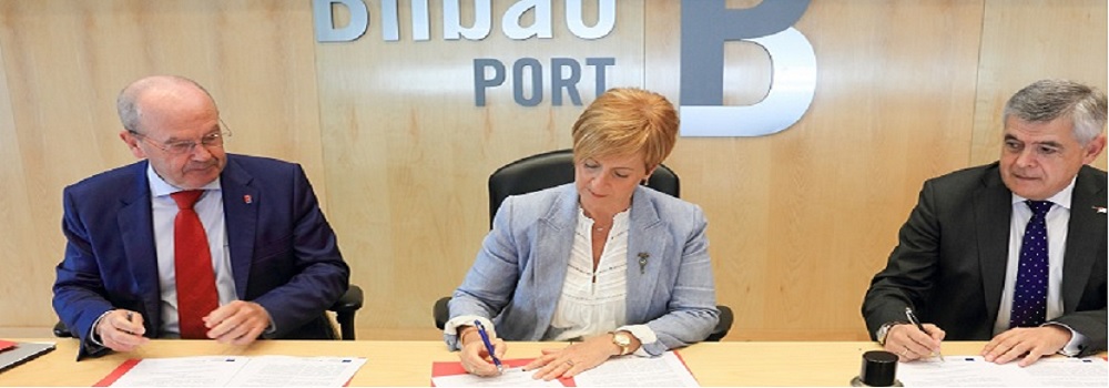 URA, Bilboko Portu Agintaritza eta Bilbao Bizkaia Uren Partzuergoko ordezkariak hitzarmena sinatzen. Argazkian, hurrenez hurren, Rikardo Barkala, Arantxa Tapia eta Kepa Odriozola.