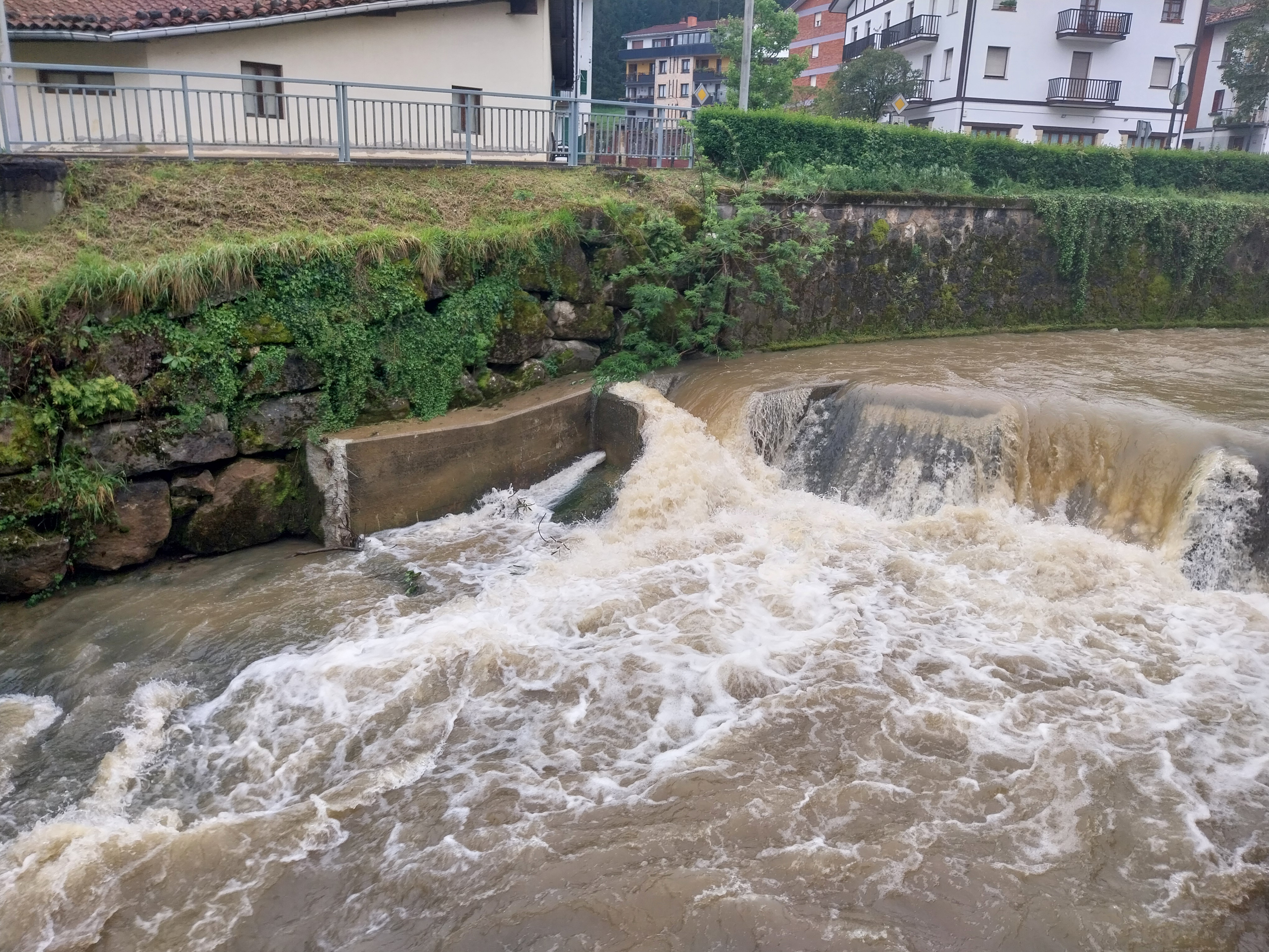 URA licita una nueva rampa para peces en el Oria a su paso por Zegama